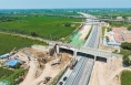 看项目｜京昆高速蒲城至涝峪段改扩建工程：施工现场“搭积木” 确保通行安全
