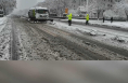 临渭区环卫中心作业大队，出动19台机械清扫积雪
