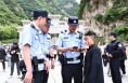 华山最美“警”色  迷途小孩哥与警察的暖心相遇