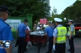 交警城管“联手”整治城区车辆违停及流动摊贩占道经营行为