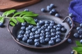 每天吃蓝莓会皮肤变白，视力变好？真相是→