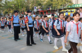 开学第一天： 大荔县百余公安警察暖心护航开学季