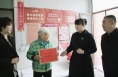 大荔县妇联入户为困境妇女儿童发放救助金
