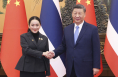 习近平会见泰国总理佩通坦