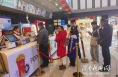 新春走基层丨电影院里过大年