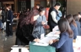 参加政协渭南市第六届委员会第四次会议的市政协委员向大会报到