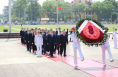 习近平瞻仰胡志明陵并敬献花圈