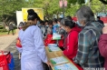 临渭区疾控中心在中心广场开展疟疾防病宣传教育及义诊活动