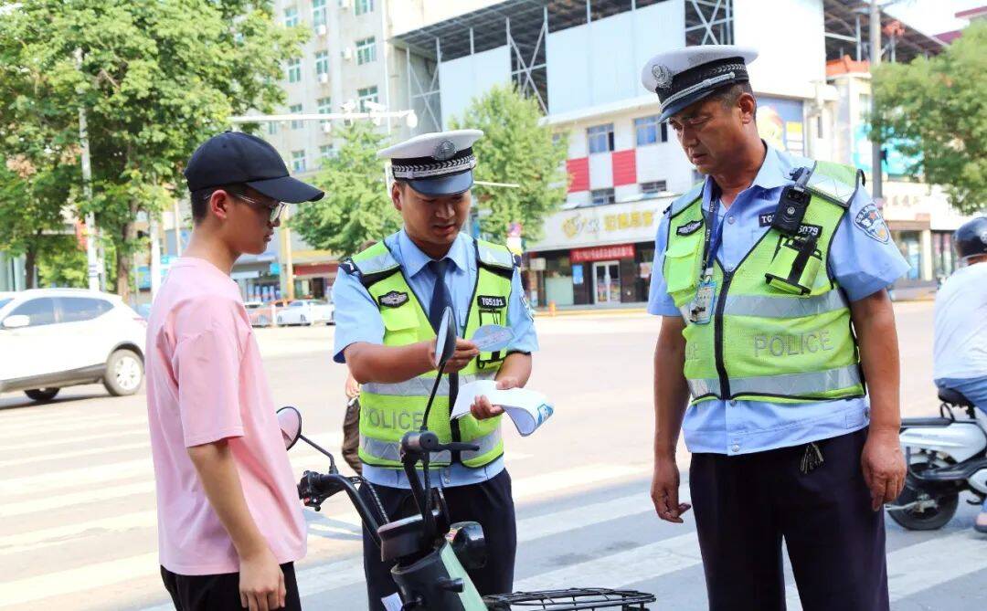 “百城百台齐联动 渭南交警夏季说交安”潼关交警大队：点亮开学季畅通警相随！909关注K1体育 K1体育娱乐(图6)