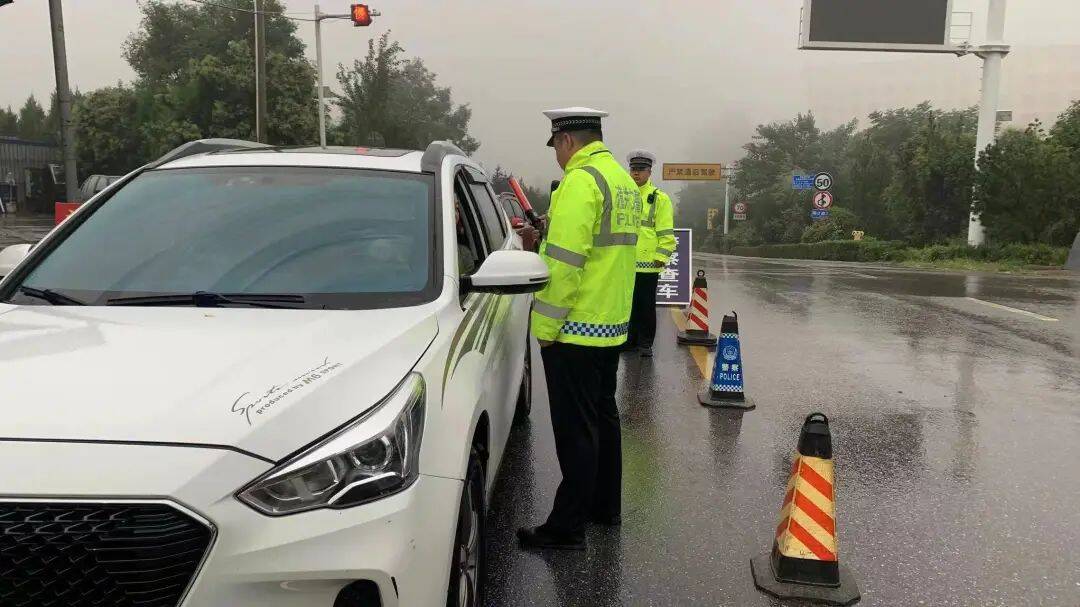 “百城百台齐联动 渭南交警夏季说交安”潼关交警大队：点亮开学季畅通警相随！909关注K1体育 K1体育娱乐(图7)