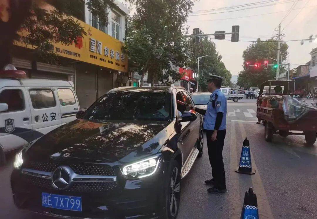 “百城百台齐联动 渭南交警夏季说交安”潼关交警大队：点亮开学季畅通警相随！909关注K1体育 K1体育娱乐(图10)