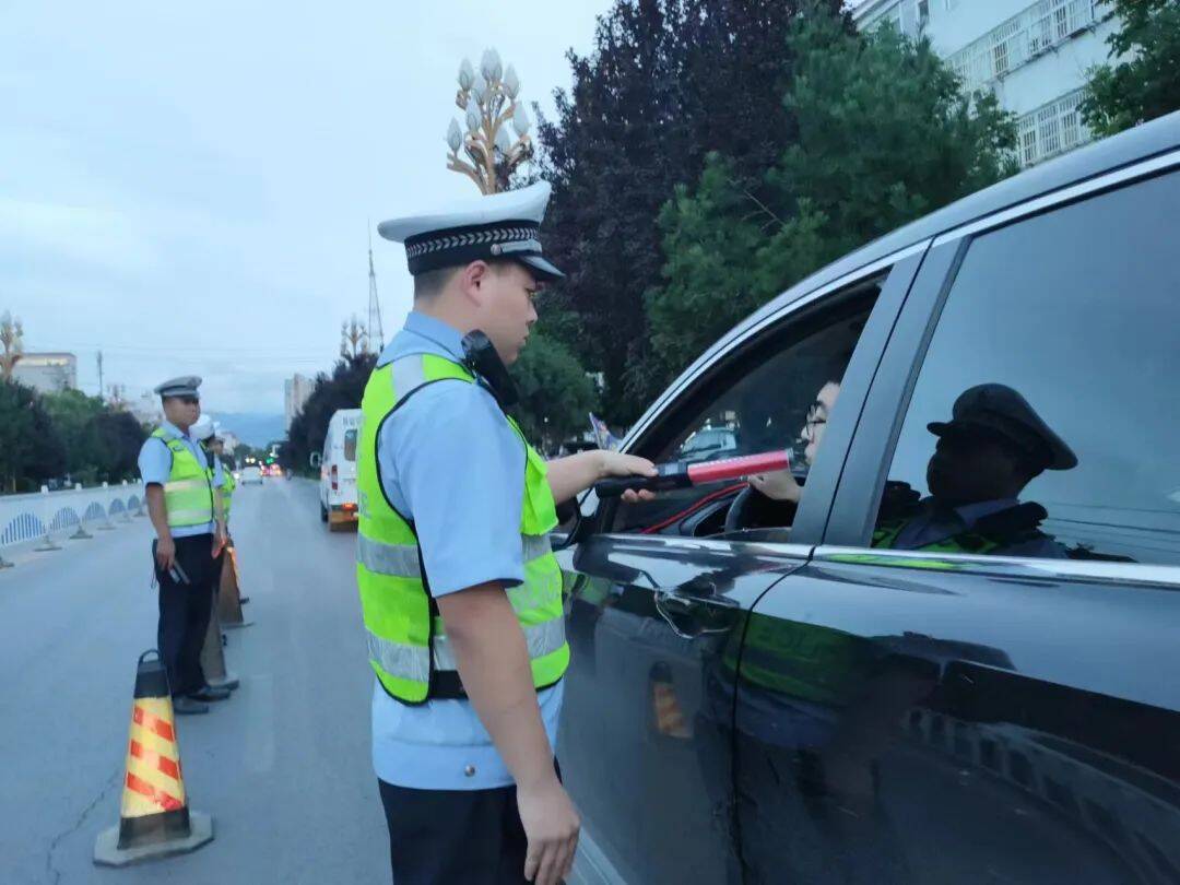 “百城百台齐联动 渭南交警夏季说交安”潼关交警大队：点亮开学季畅通警相随！909关注K1体育 K1体育娱乐(图4)