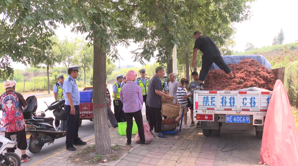 “百城百台齐联动 渭南交警夏季说交安”潼关交警大队：点亮开学季畅通警相随！909关注K1体育 K1体育娱乐(图5)