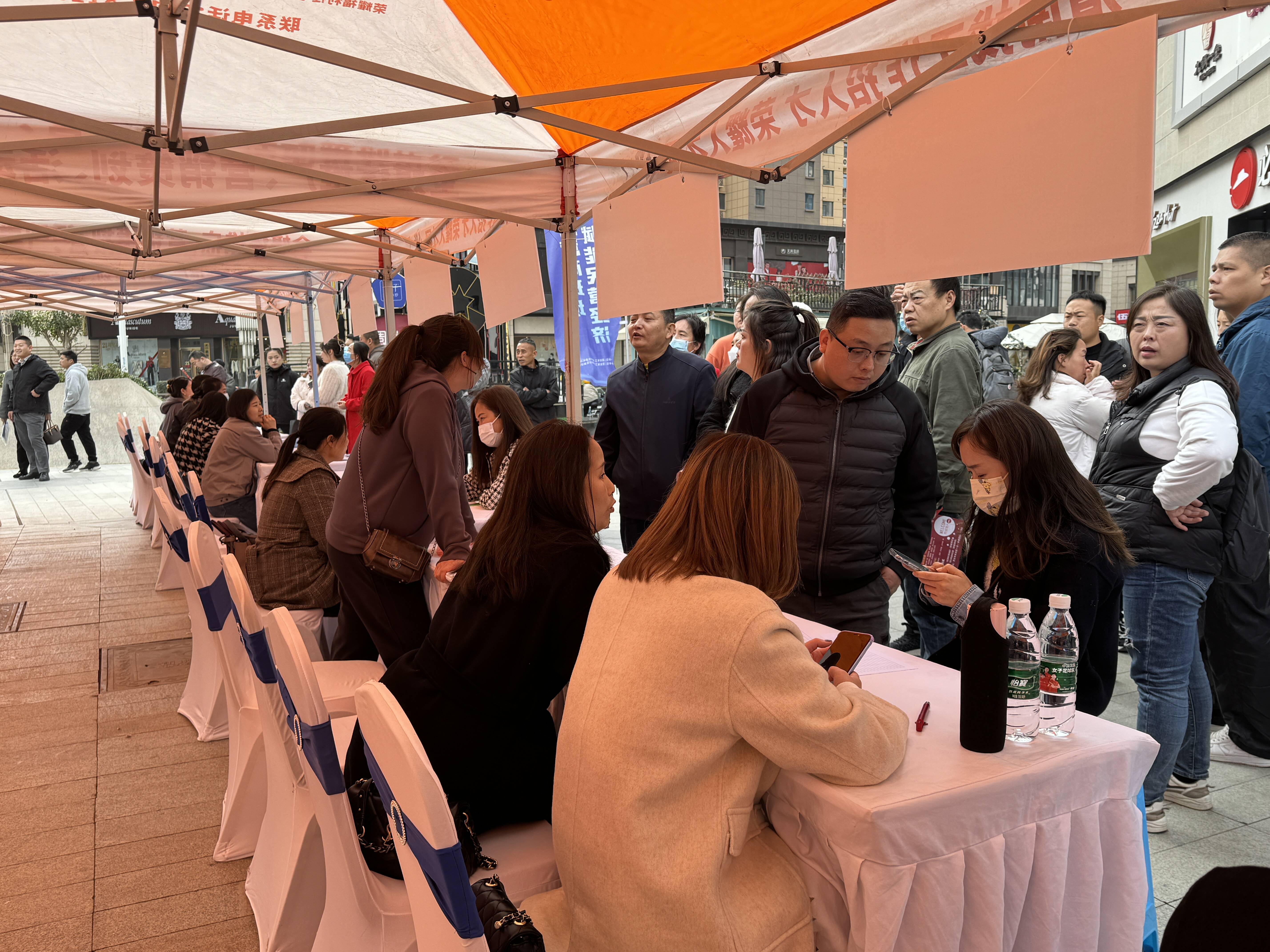 当前位置>首页>新闻>民生>招聘会现场,记者看到,前来咨询求职的市民