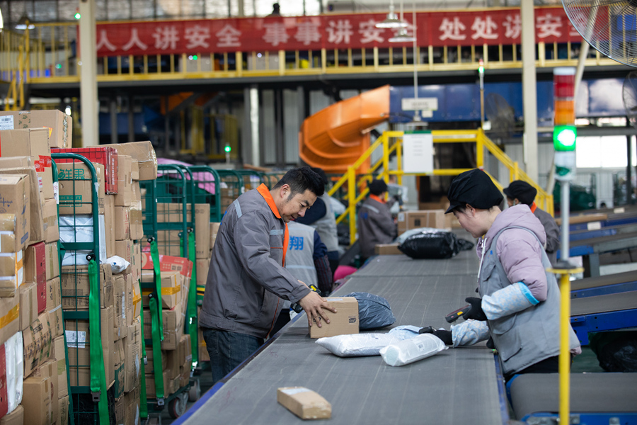 组图双11过后快递派送迎高峰