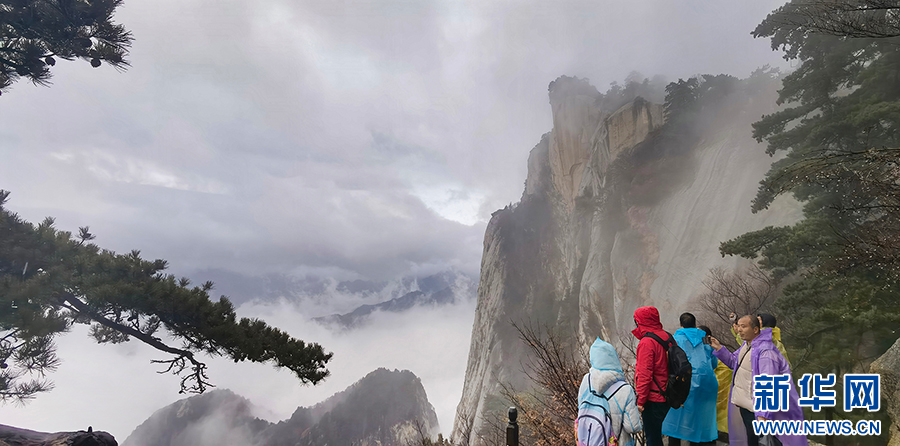 12月10日， 游人在云雾中的华山仙掌崖游览。