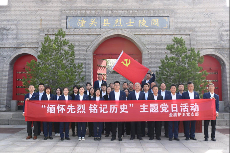 潼关县烈士陵园内,苍松翠柏环绕,气氛庄严肃穆.