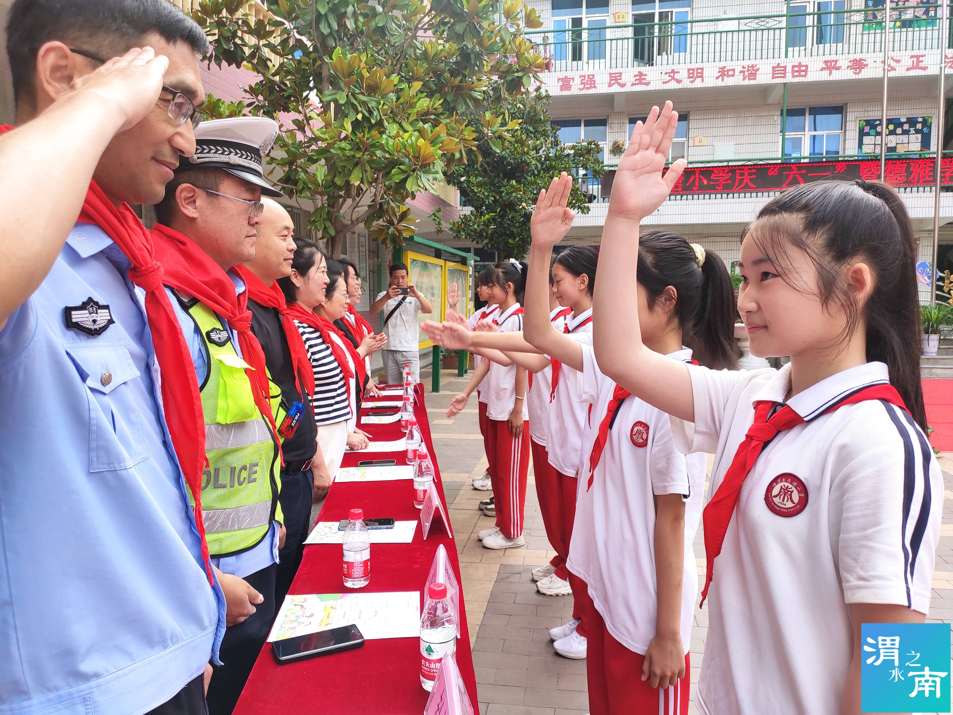 陕西宏泰策划公司董事长王元宏走进临渭区南塘小学开展"六一"送爱心