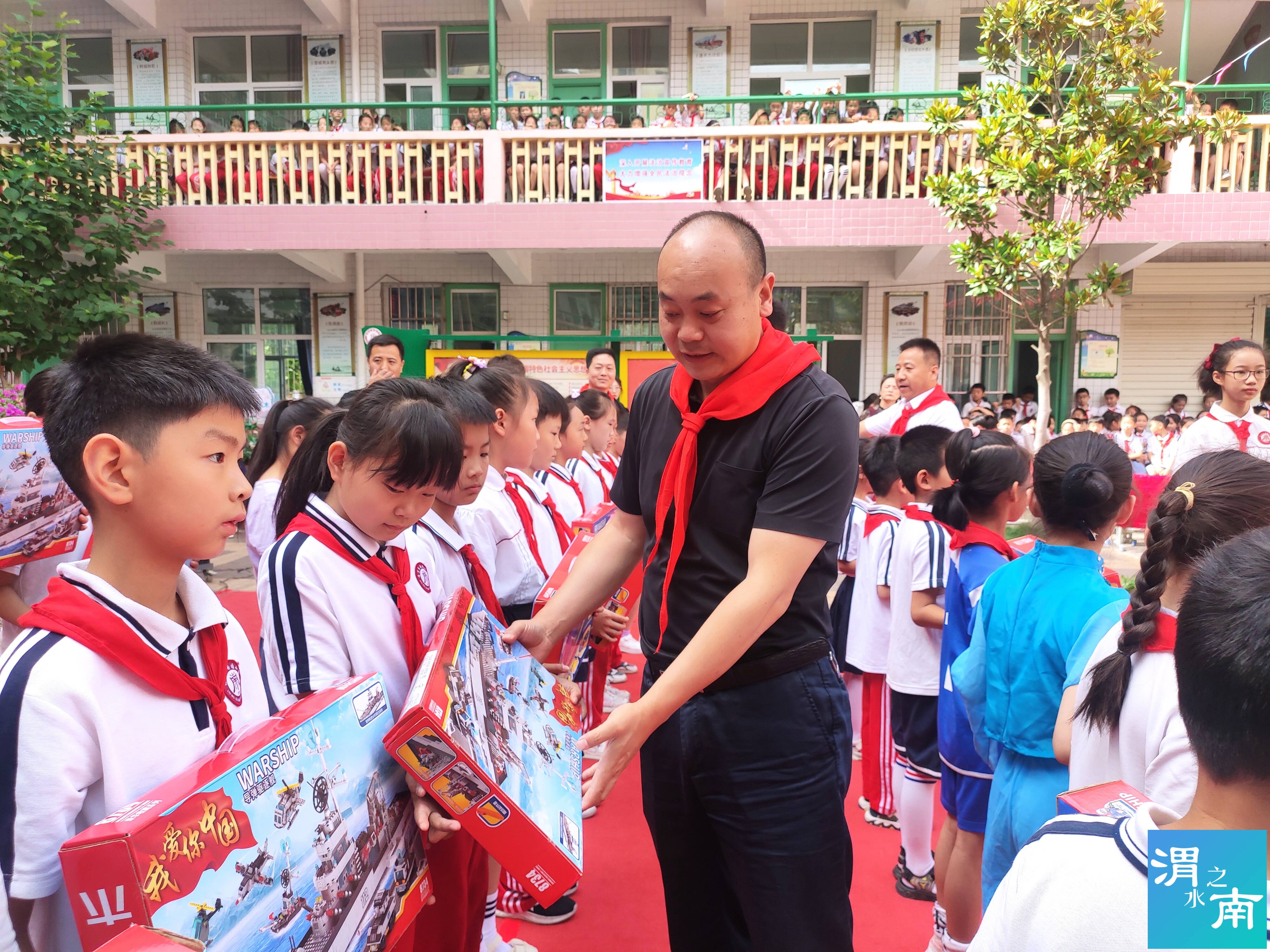 陕西宏泰策划公司董事长王元宏走进临渭区南塘小学开展"六一"送爱心