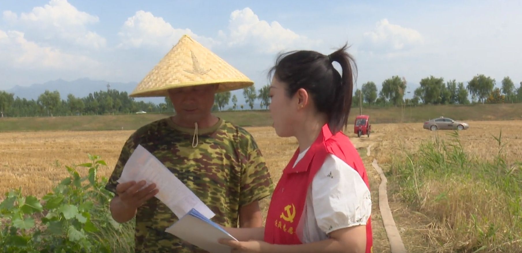 志愿者为群众宣传秸秆禁烧政策（本文图片由华州区融媒体中心提供）