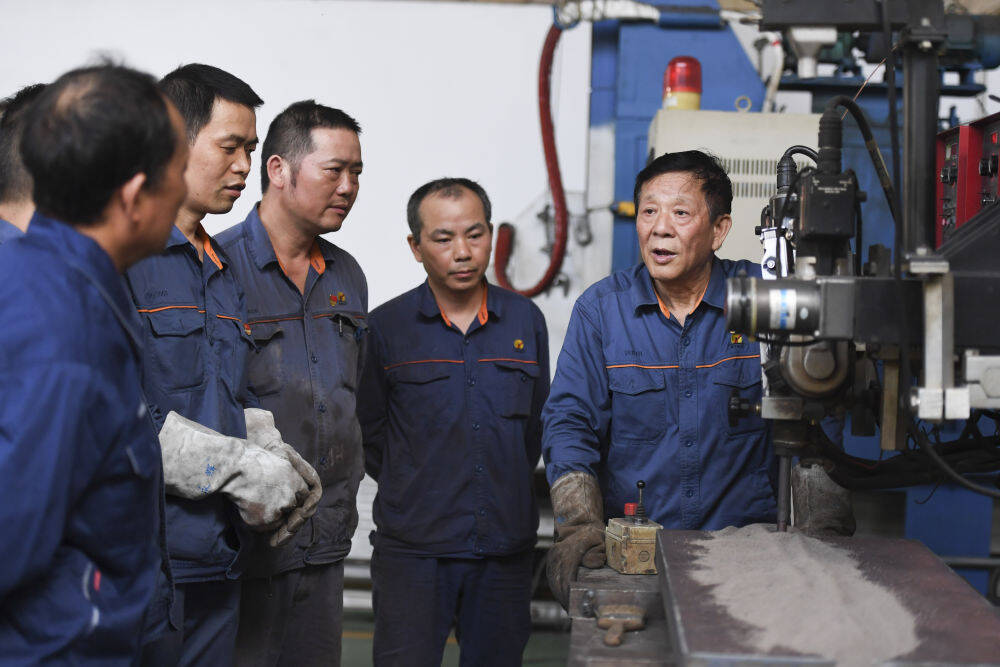 唱响新时代劳动者奋斗之歌——以习近平同志为核心的党中央关心关爱工人阶级和广大劳动群众纪实
