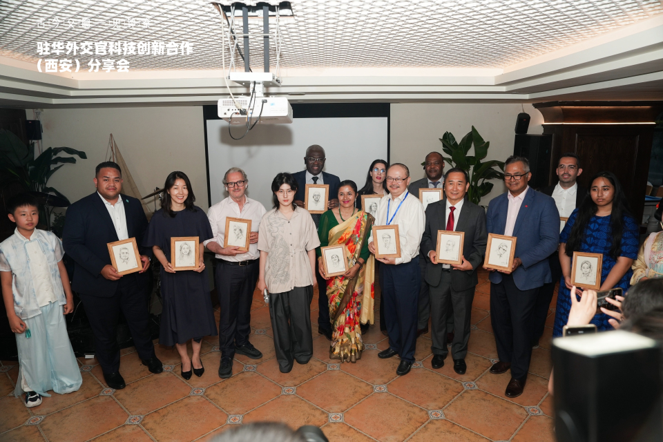 十余國駐華外交官共赴“一帶一路”科技盛宴 跨境創新合作再繪新篇_fororder_016