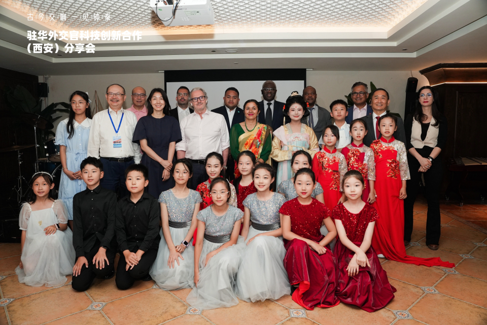 十余國駐華外交官共赴“一帶一路”科技盛宴 跨境創新合作再繪新篇_fororder_015