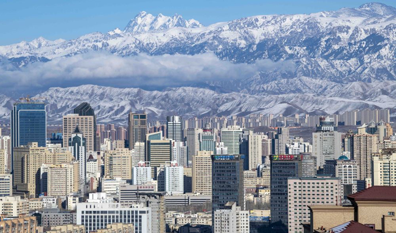 天山腳下的烏魯木齊市城區一角。