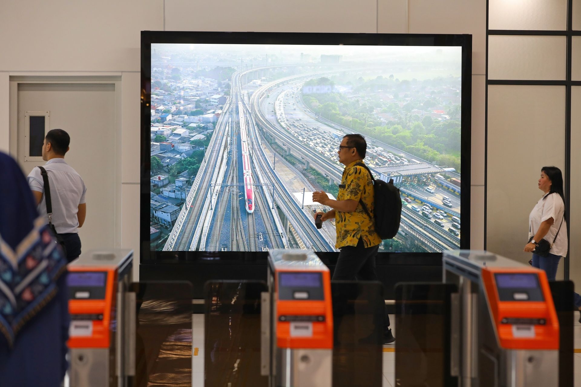 截至10月17日,雅萬高鐵正式開通運(yùn)營滿兩年,累計發(fā)送旅客超1200萬人次。