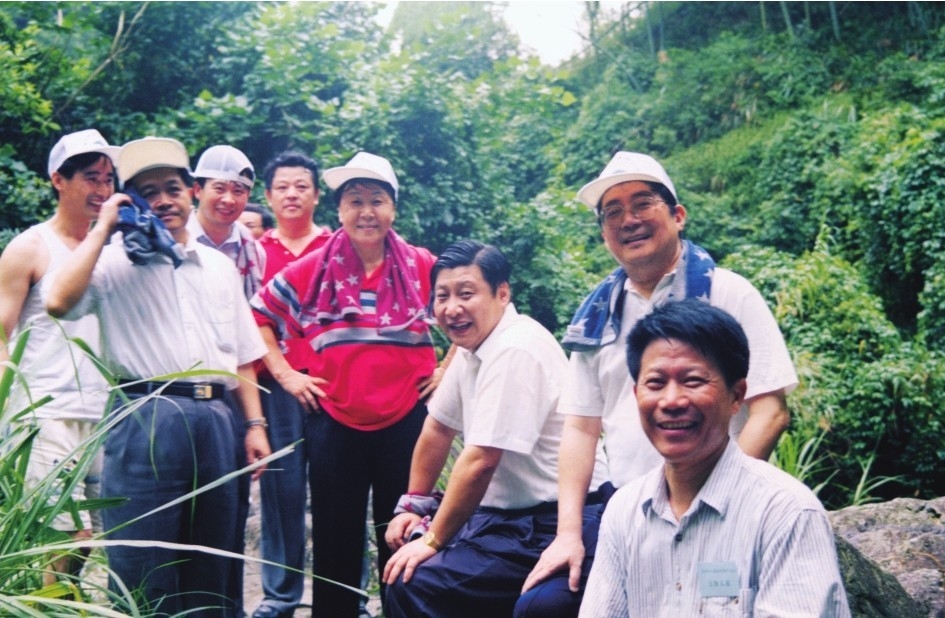 1999年6月，習(xí)近平在福州森林公園參加紀(jì)念毛主席“發(fā)展體育運動，增強(qiáng)人民體質(zhì)”題詞47周年登山健身活動。（圖片來源：《習(xí)近平在福建（下冊）》