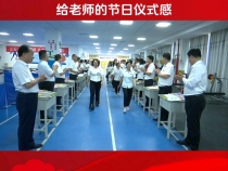 渭南市尚德中学校领导夹道欢迎全校老师 赠送鲜花 给老师的节日仪式感