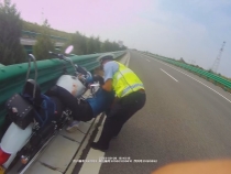 摩托车撞护栏驾驶人被困 多部门合力救援