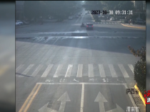渭南：男子驾驶电动自行车逆行闯红灯被撞负全责