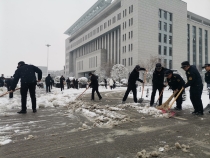 渭南临渭城管全员上路清扫积雪 保畅通