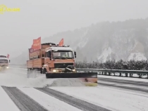 降雪致陕西多条高速路积雪 陕西交控进行除雪作业