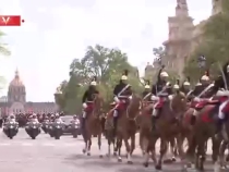 视频丨骑兵护卫 习近平乘车前往爱丽舍宫