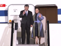 习近平步出舱门 塞尔维亚总统武契奇夫妇在机场热情迎接