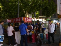 交警城管“聯手”整治城區車輛違停及流動攤販占道經營行為