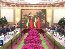 习近平会见格林纳达总理米切尔