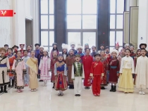 习近平夫妇同国际贵宾共同欣赏少年儿童演唱《乌苏里船歌》
