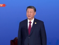 护卫着中华人民共和国国旗走进现场