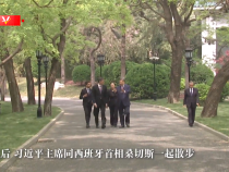 习近平主席同西班牙首相桑切斯一起散步
