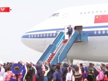 习近平乘专机抵达河内内排国际机场