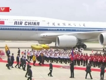 独家视频丨习近平检阅柬埔寨仪仗队