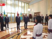 中哈兩國元首共同欣賞哈薩克斯坦少年兒童的文藝表演