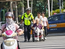 他們還在路上 汗沒停過 活沒耽誤！