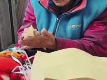 抗戰(zhàn)老兵燒紙紀(jì)念戰(zhàn)友