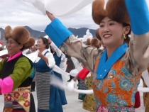 載歌載舞、氣氛熱烈！西藏各族群眾歡迎習近平率中央代表團出席西藏自治區成立60周年慶?；顒? /></a>
				<p><a href=