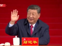習近平向群眾游行隊伍揮手致意