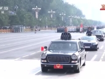 習近平向廣場觀禮臺上的各界代表揮手致意